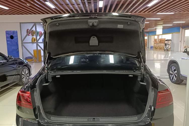 Used Volkswagen Magotan 2023 2 Million Units Limited Edition 280TSI DSG Leading Version Trunk