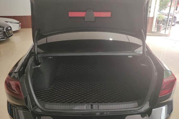 Used Volkswagen Magotan 2023 2 Million Units Commemorative Edition 330TSI DSG Luxury Version Trunk
