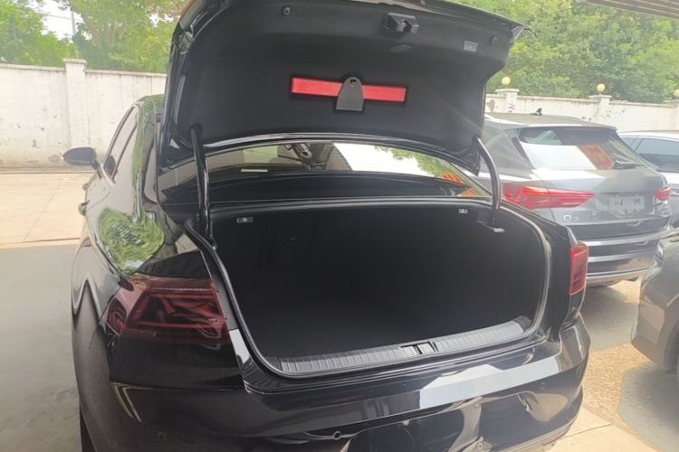 Used Volkswagen Magotan 2023 2 Million Units Commemorative Edition 330TSI DSG Luxury Version Trunk