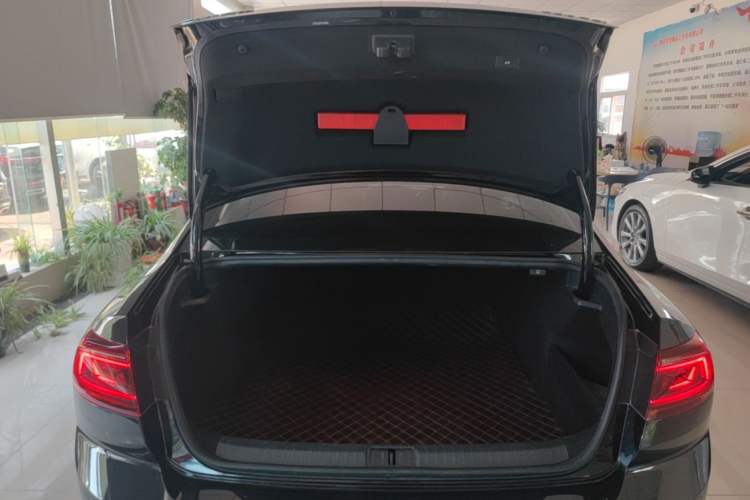 Used Volkswagen Magotan 2023 2 Million Units Commemorative Edition 330TSI DSG Luxury Version Trunk