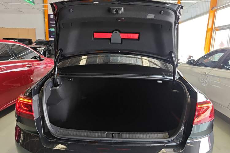 Used Volkswagen Magotan 2023 2 Million Units Limited Edition 330TSI DSG Leading Version Trunk
