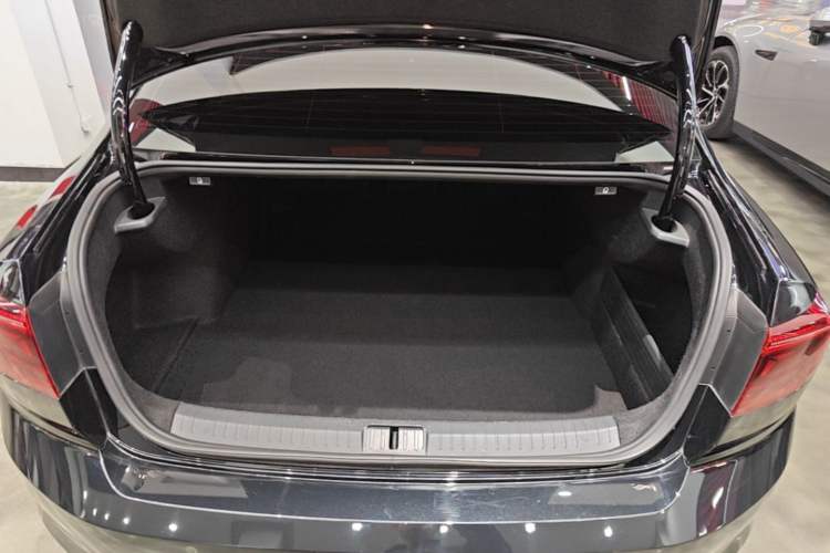 Used Volkswagen Magotan 2023 2 Million Units Limited Edition 330TSI DSG Leading Version Trunk