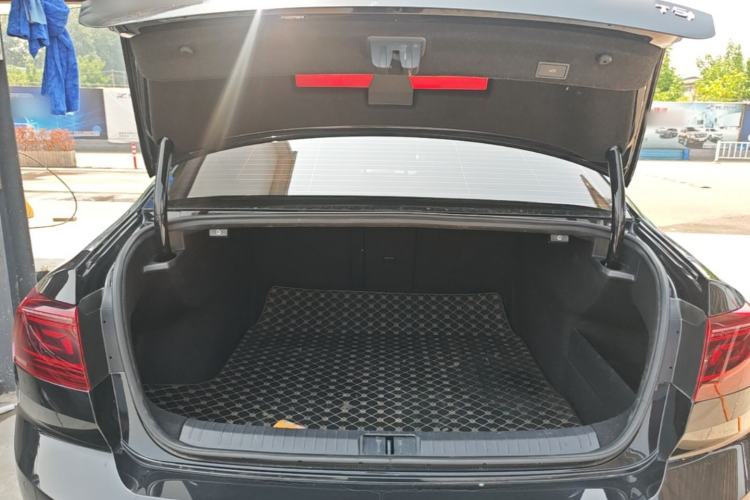 Used Volkswagen Magotan 2023 2 Million Units Commemorative Edition 330TSI DSG Luxury Version Trunk