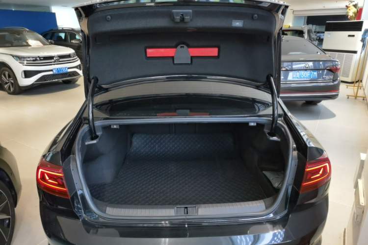 Used Volkswagen Magotan 2023 2 Million Units Commemorative Edition 330TSI DSG Luxury Version Trunk