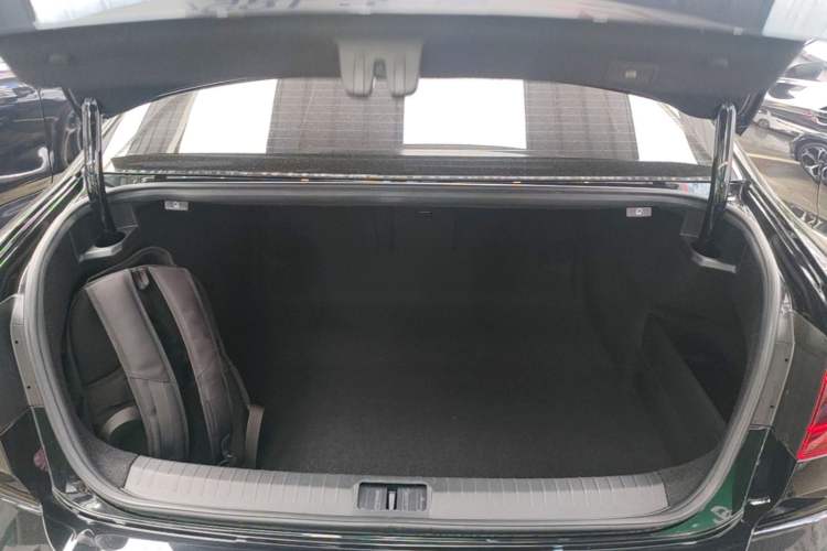 Used Volkswagen Magotan 2023 2 Million Units Commemorative Edition 330TSI DSG Luxury Version Trunk