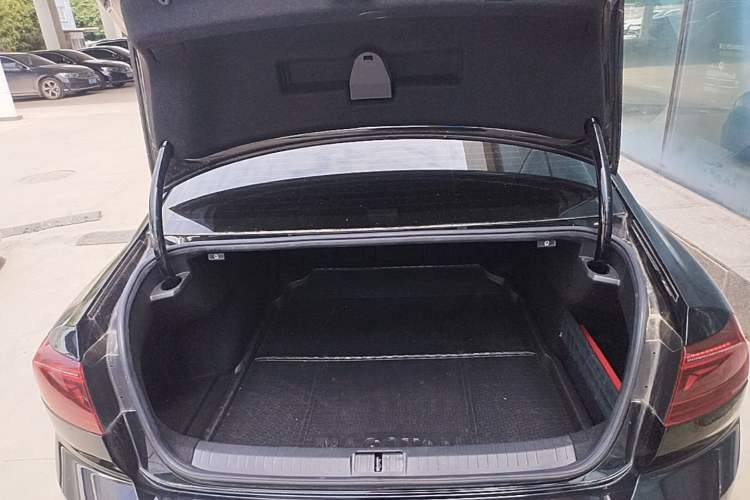 Used Volkswagen Magotan 2023 2 Million Units Commemorative Edition 330TSI DSG Luxury Version Trunk