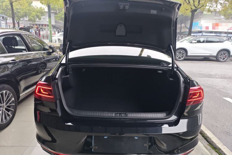 Used Volkswagen Magotan 2023 2 Million Units Commemorative Edition 330TSI DSG Luxury Version Trunk