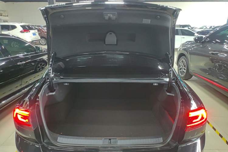 Used Volkswagen Magotan 2023 2 Million Units Limited Edition 330TSI DSG Leading Version Trunk