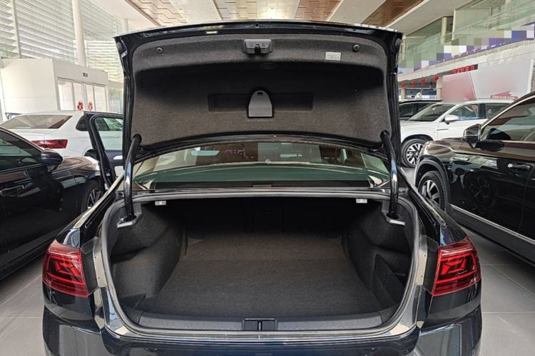Used Volkswagen Magotan 2023 2 Million Units Limited Edition 330TSI DSG Leading Version Trunk