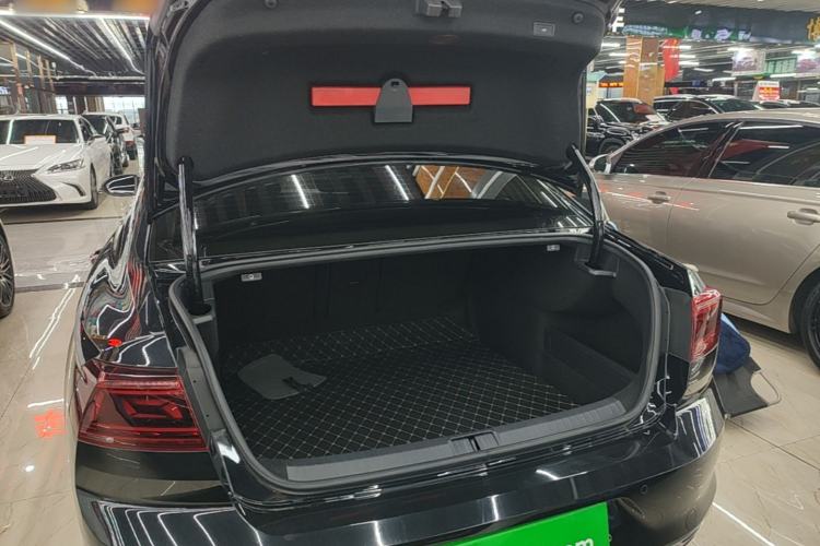 Used Volkswagen Magotan 2023 2 Million Units Commemorative Edition 330TSI DSG Luxury Version Trunk