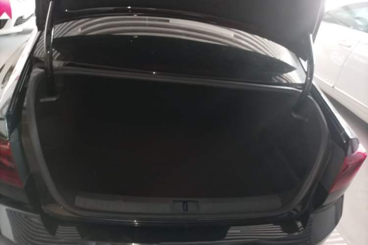 Used Volkswagen Magotan 2023 2 Million Units Limited-Edition 280TSI DSG Comfort Version Trunk