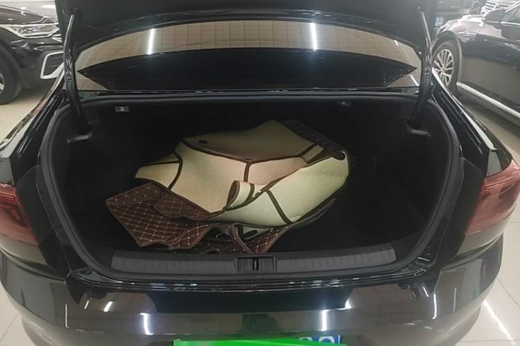 Used Volkswagen Magotan 2023 2 Million Units Commemorative Edition 330TSI DSG Luxury Version Trunk