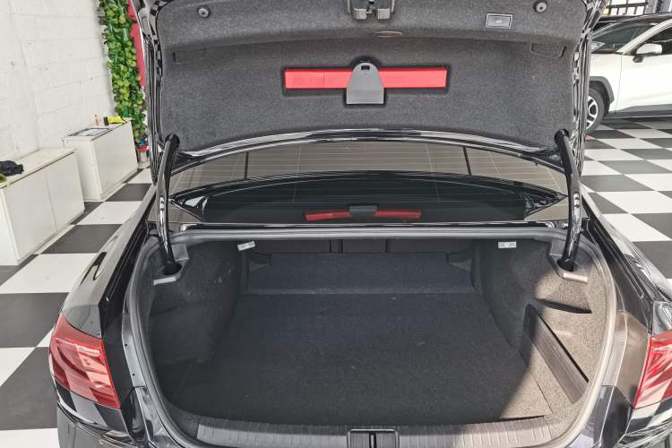 Used Volkswagen Magotan 2023 2 Million Units Commemorative Edition 330TSI DSG Luxury Version Trunk