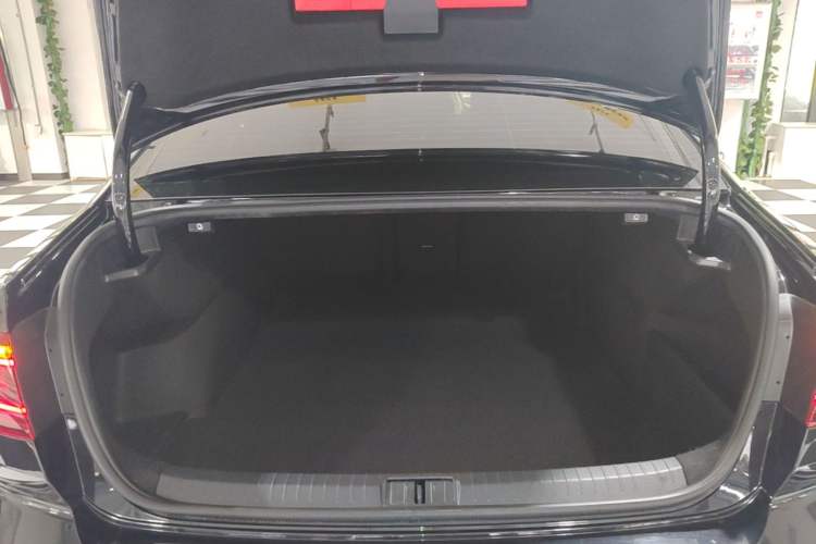 Used Volkswagen Magotan 2023 2 Million Units Commemorative Edition 330TSI DSG Luxury Version Trunk