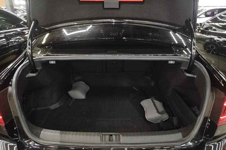 Used Volkswagen Magotan 2023 2 Million Units Commemorative Edition 330TSI DSG Luxury Version Trunk