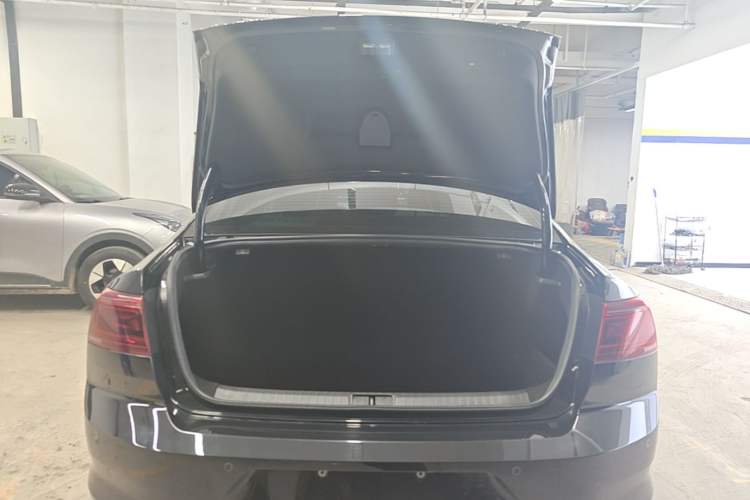 Used Volkswagen Magotan 2023 2 Million Units Commemorative Edition 330TSI DSG Luxury Version Trunk