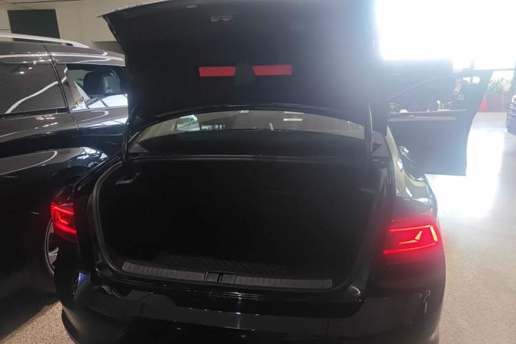 Used Volkswagen Magotan 2023 2 Million Units Limited-Edition 280TSI DSG Comfort Version Trunk