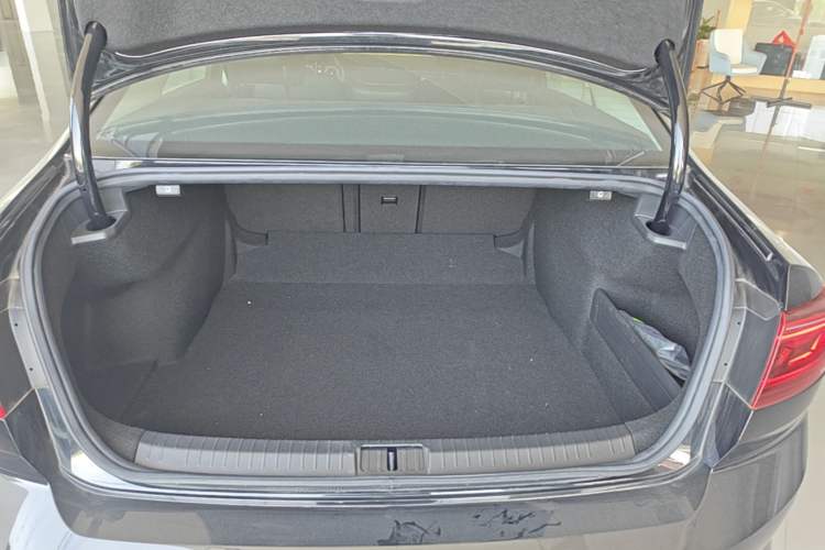 Used Volkswagen Magotan 2023 2 Million Units Commemorative Edition 330TSI DSG Luxury Version Trunk