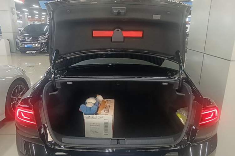 Used Volkswagen Magotan 2023 2 Million Units Limited Edition 330TSI DSG Leading Version Trunk