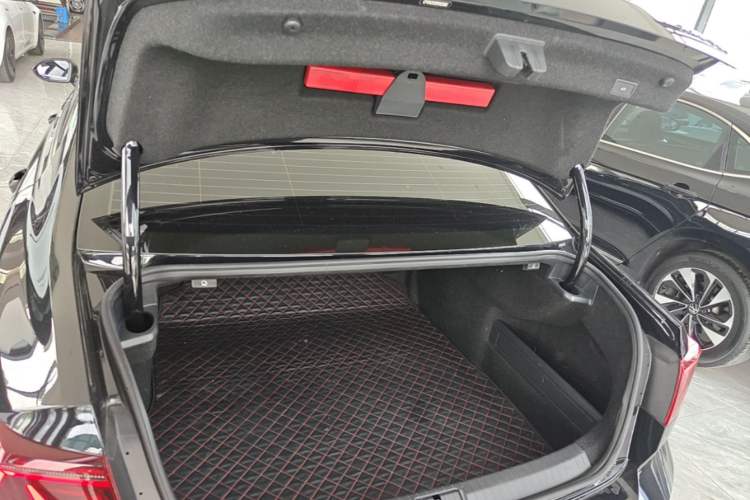 Used Volkswagen Magotan 2023 2 Million Units Commemorative Edition 330TSI DSG Luxury Version Trunk