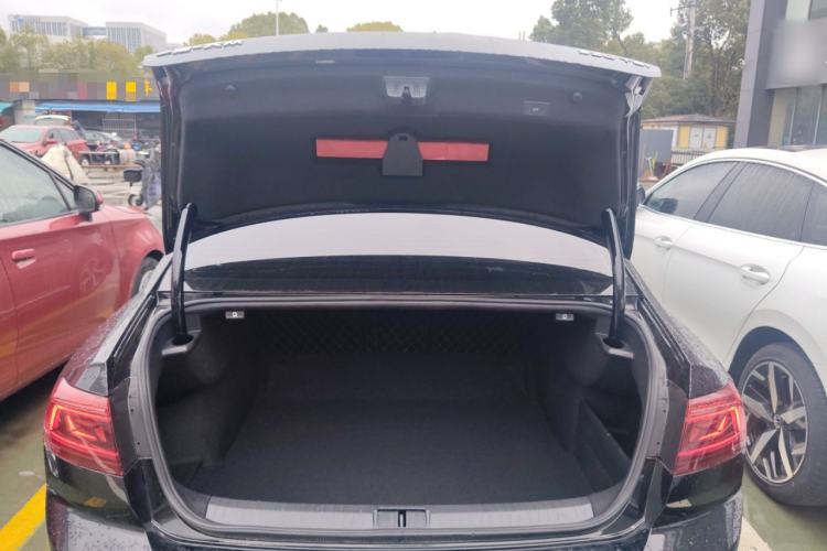 Used Volkswagen Magotan 2023 2 Million Units Commemorative Edition 330TSI DSG Luxury Version Trunk