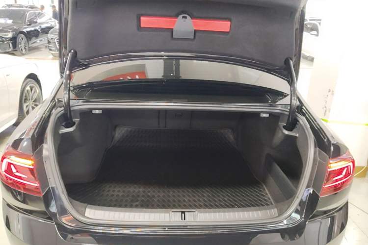 Used Volkswagen Magotan 2023 2 Million Units Commemorative Edition 330TSI DSG Luxury Version Trunk