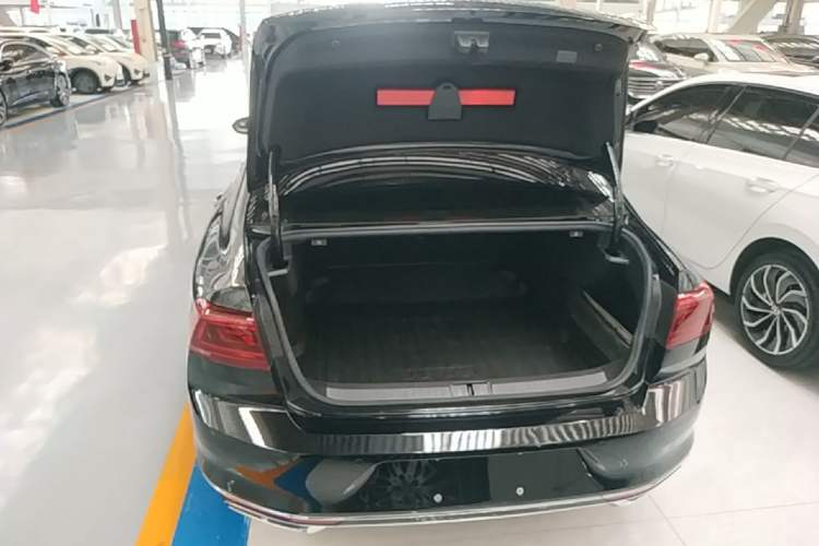 Used Volkswagen Magotan 2023 2 Million Units Limited Edition 330TSI DSG Leading Version Trunk