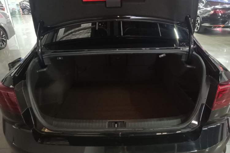 Used Volkswagen Magotan 2023 2 Million Units Limited Edition 330TSI DSG Leading Version Trunk