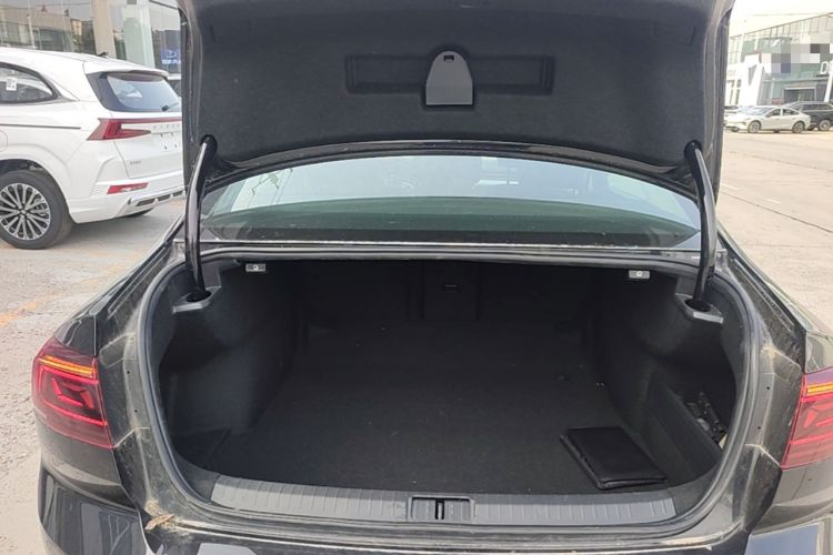 Used Volkswagen Magotan 2023 2 Million Units Commemorative Edition 330TSI DSG Luxury Version Trunk