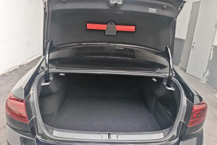 Used Volkswagen Magotan 2023 2 Million Units Commemorative Edition 330TSI DSG Luxury Version Trunk