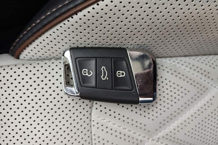 Used Volkswagen Magotan 2023 2 Million Units Commemorative Edition 330TSI DSG Luxury Version Vehicle Key