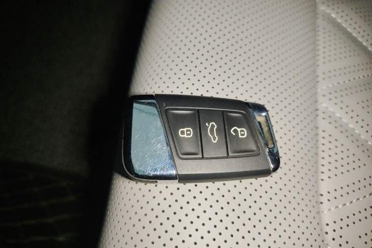 Used Volkswagen Magotan 2023 2 Million Units Commemorative Edition 330TSI DSG Luxury Version Vehicle Key