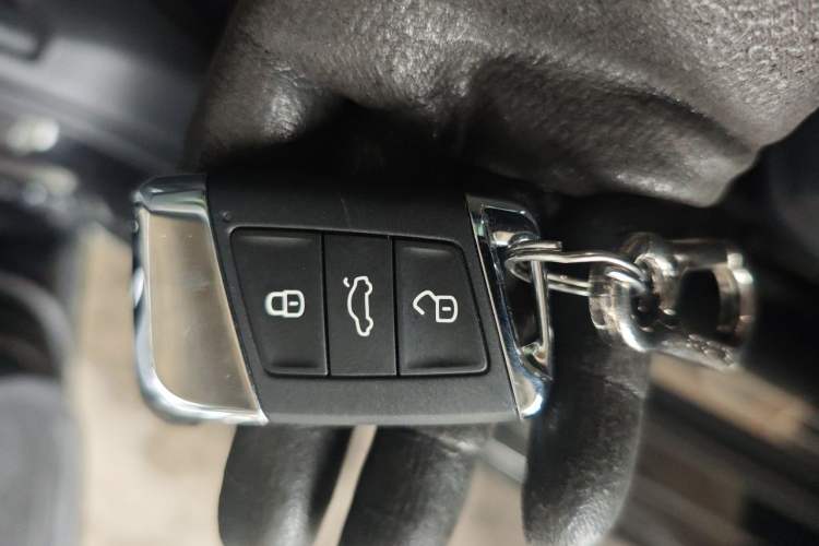 Used Volkswagen Magotan 2023 2 Million Units Commemorative Edition 330TSI DSG Luxury Version Vehicle Key