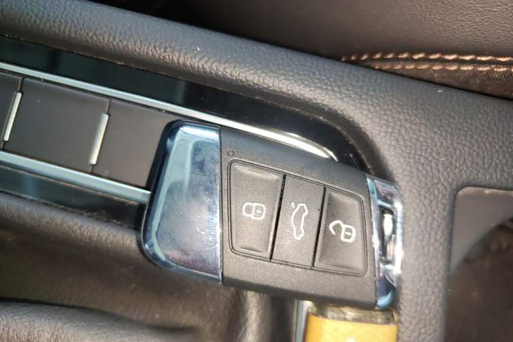 Used Volkswagen Magotan 2023 2 Million Units Commemorative Edition 330TSI DSG Luxury Version Vehicle Key