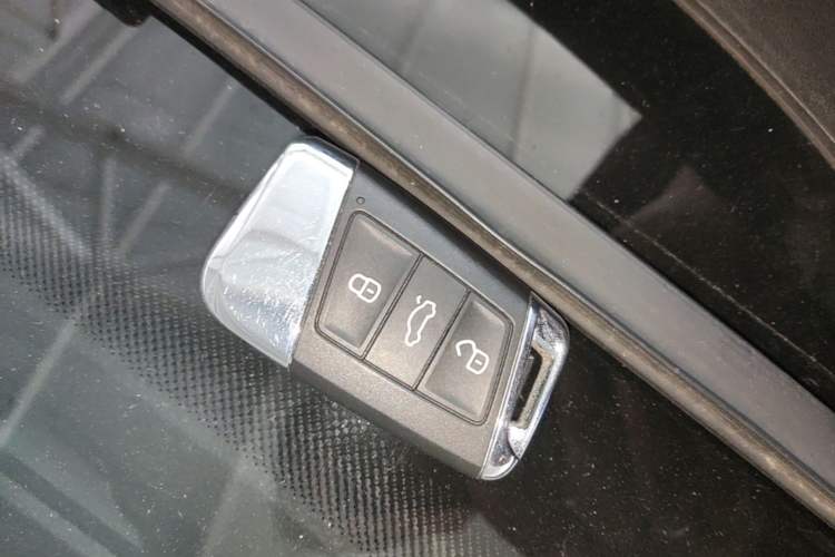 Used Volkswagen Magotan 2023 2 Million Units Commemorative Edition 330TSI DSG Luxury Version Vehicle Key