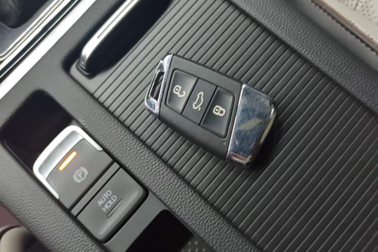 Used Volkswagen Magotan 2023 2 Million Units Commemorative Edition 330TSI DSG Luxury Version Vehicle Key