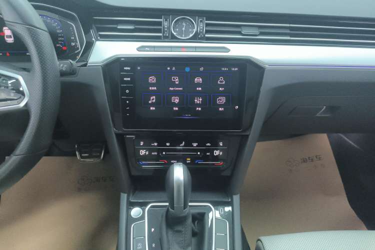 Used Volkswagen Magotan 2023 2 Million Units Commemorative Edition 330TSI DSG Luxury Version Audio And AC Panel
