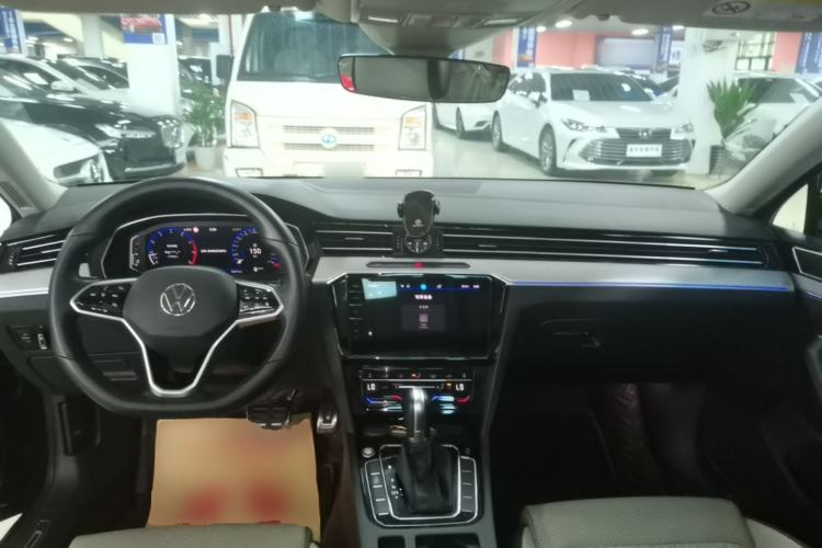 Used Volkswagen Magotan 2023 2 Million Units Commemorative Edition 330TSI DSG Luxury Version Center Console