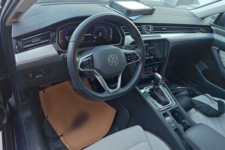 Used Volkswagen Magotan 2023 2 Million Units Commemorative Edition 330TSI DSG Luxury Version Center Console