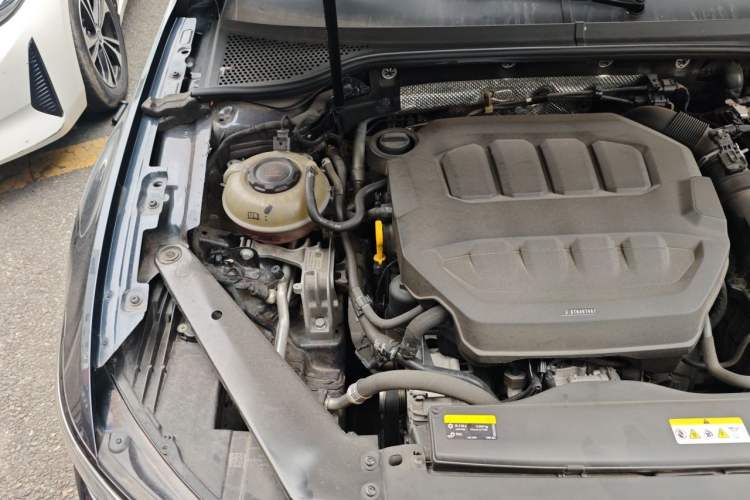 Used Volkswagen Magotan 2023 2 Million Units Commemorative Edition 330TSI DSG Luxury Version Engine Bay Right