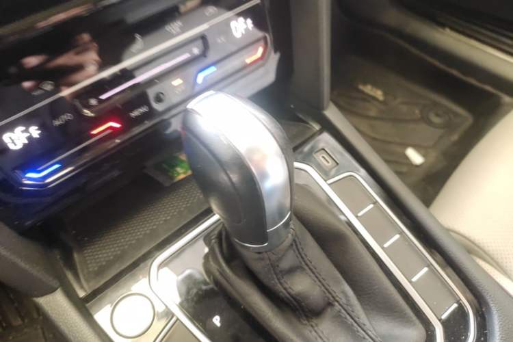 Used Volkswagen Magotan 2023 2 Million Units Commemorative Edition 330TSI DSG Luxury Version Gear Lever