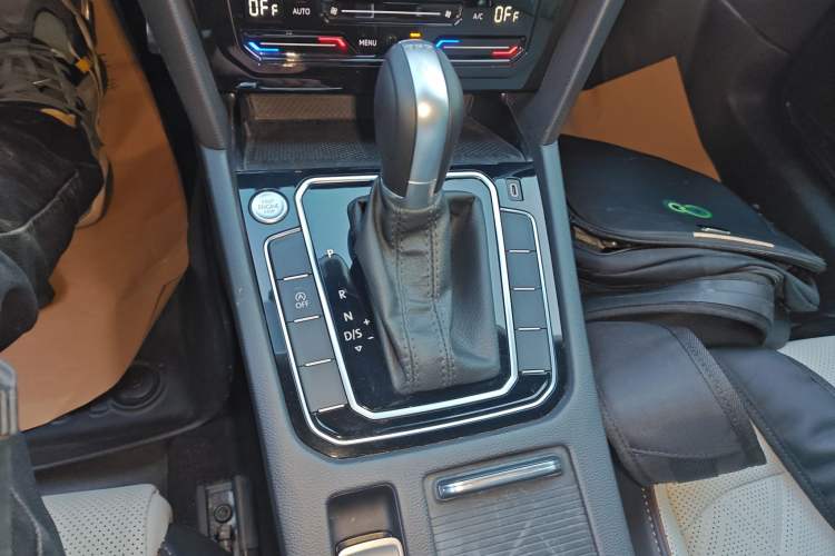 Used Volkswagen Magotan 2023 2 Million Units Commemorative Edition 330TSI DSG Luxury Version Gear Lever