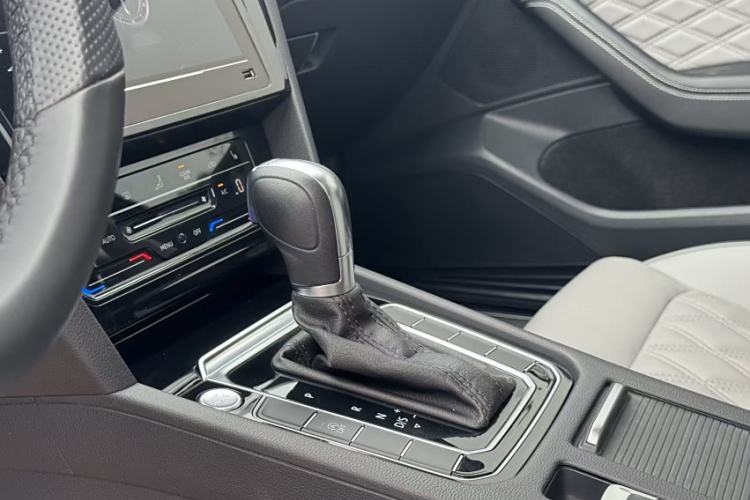 Used Volkswagen Magotan 2023 2 Million Units Limited Edition 330TSI DSG Leading Version Interior 3