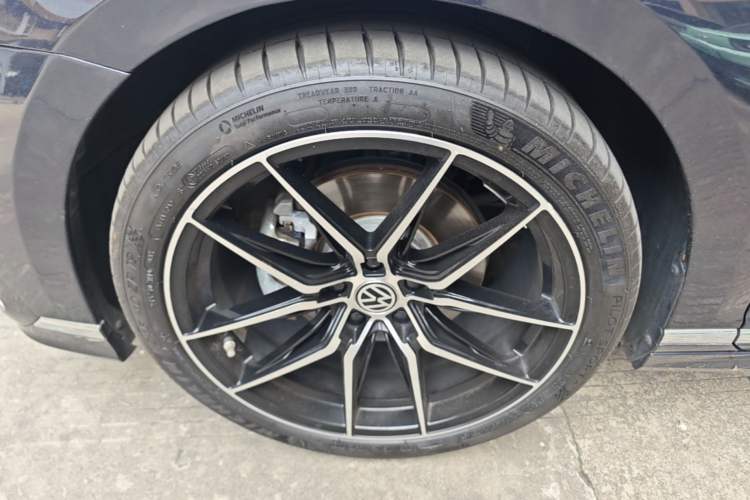 Used Volkswagen Magotan 2023 2 Million Units Commemorative Edition 330TSI DSG Luxury Version Left Front Wheel Hub