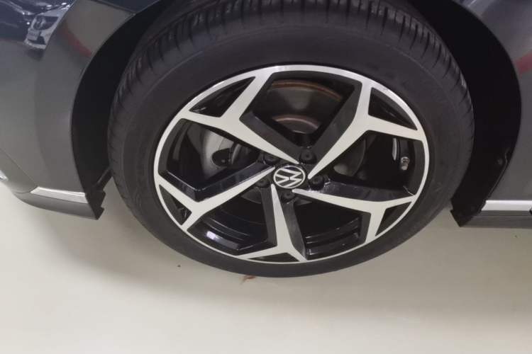 Used Volkswagen Magotan 2023 2 Million Units Commemorative Edition 330TSI DSG Luxury Version Left Front Wheel Hub