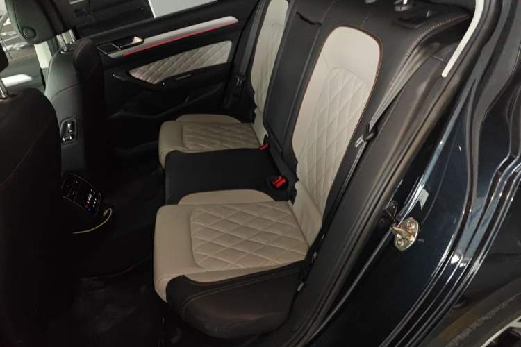 Used Volkswagen Magotan 2023 2 Million Units Commemorative Edition 330TSI DSG Luxury Version Left Rear Seat