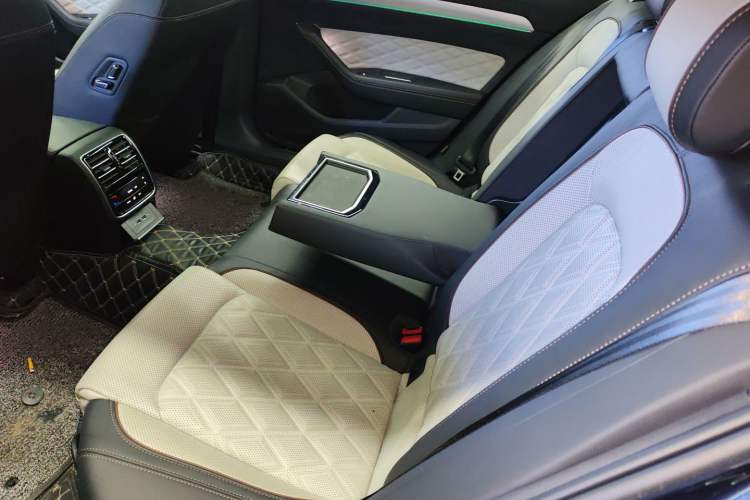 Used Volkswagen Magotan 2023 2 Million Units Commemorative Edition 330TSI DSG Luxury Version Left Rear Seat