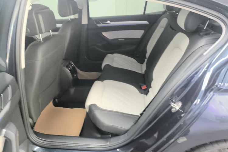 Used Volkswagen Magotan 2023 2 Million Units Commemorative Edition 330TSI DSG Luxury Version Left Rear Seat