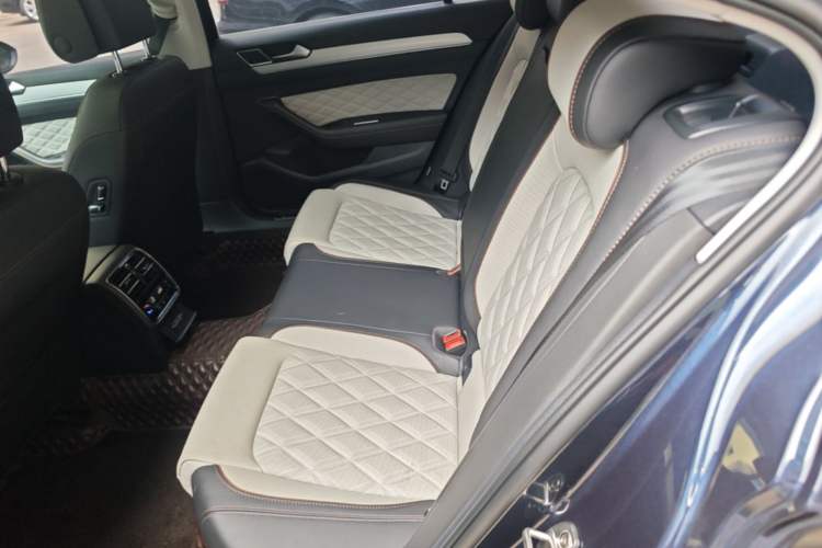 Used Volkswagen Magotan 2023 2 Million Units Commemorative Edition 330TSI DSG Luxury Version Left Rear Seat