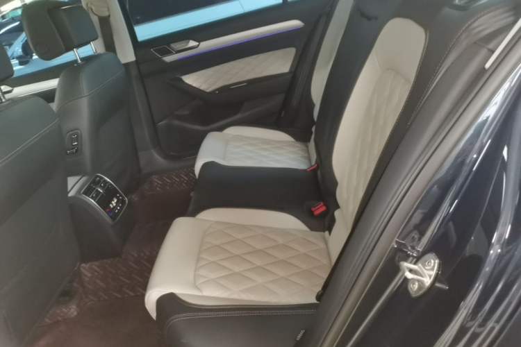 Used Volkswagen Magotan 2023 2 Million Units Commemorative Edition 330TSI DSG Luxury Version Left Rear Seat